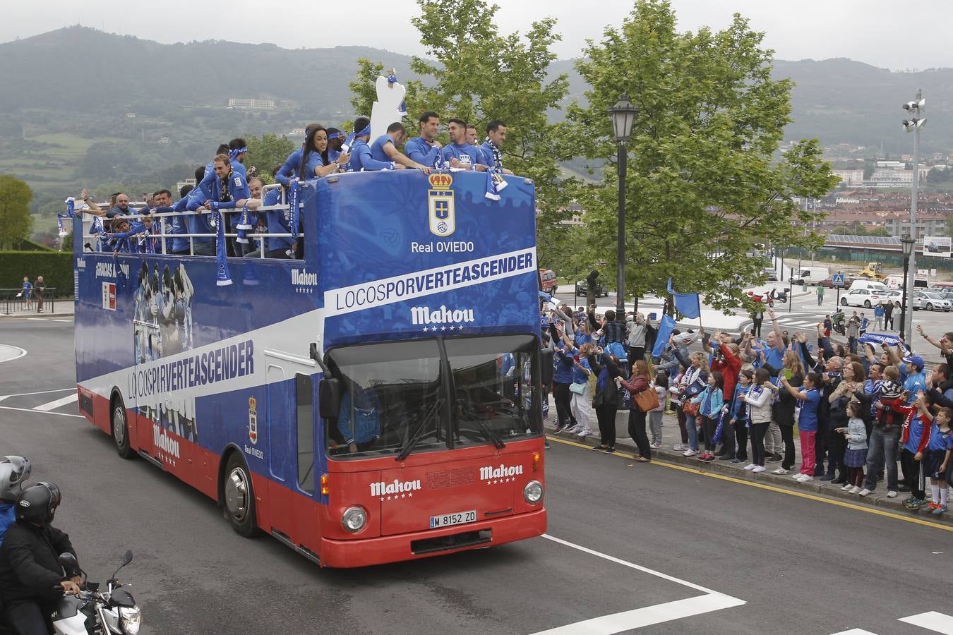 El equipo, junto a su familia salió del Tartiere y recorrió la ciudad en autobús.