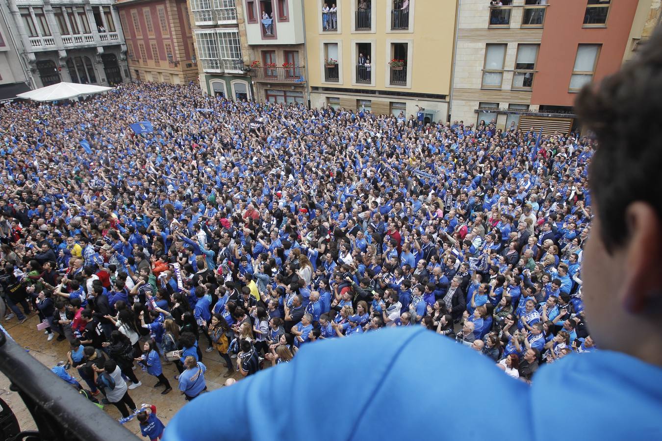 La multitud que vieron los futbolistas cuando salieron al balcón.