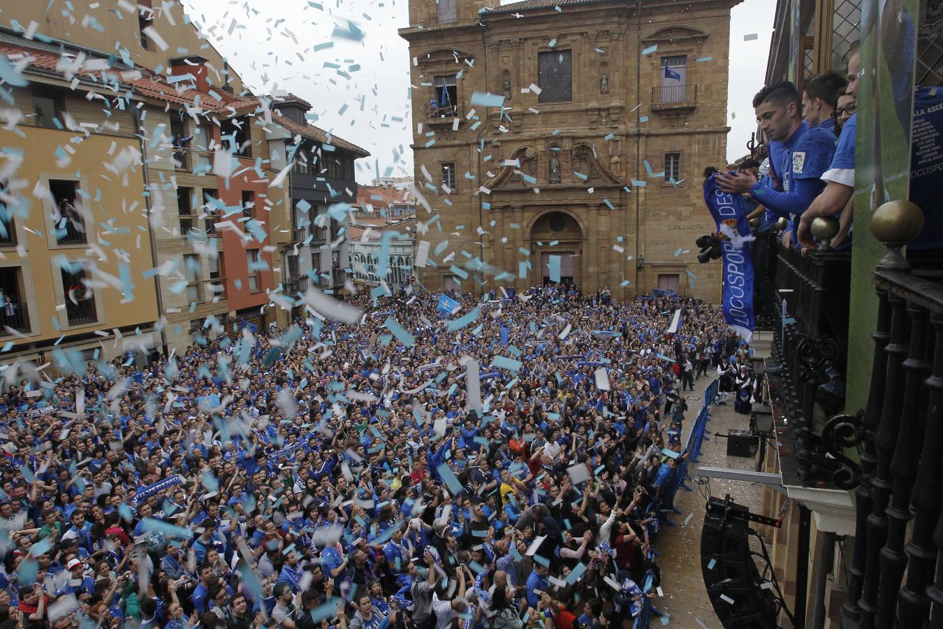 Una lluvia azul para el festejo en el Ayuntamiento.