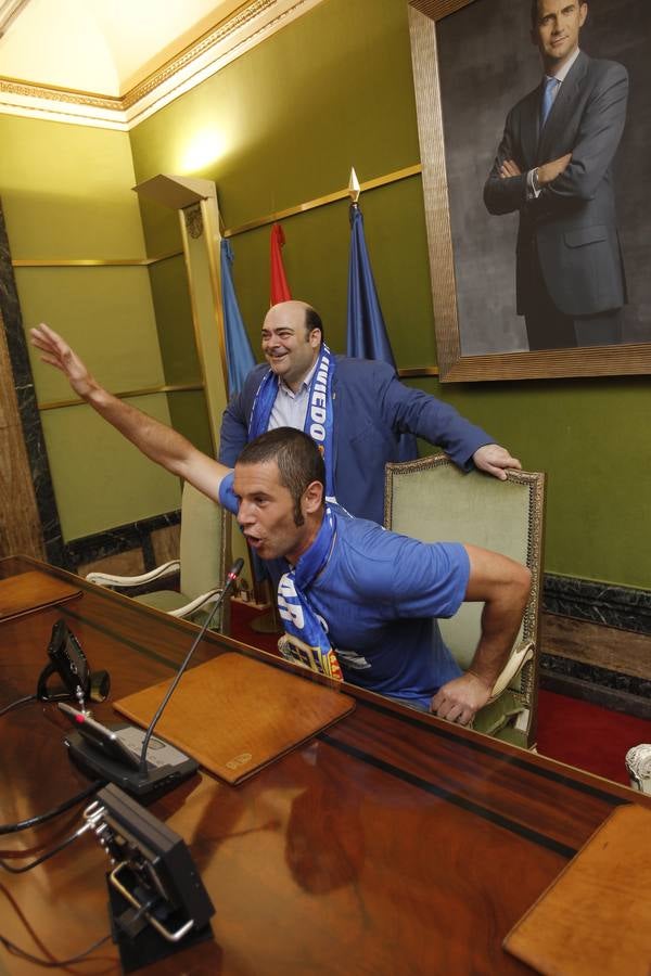 El delantero Diego Cervero, en el sillón del alcalde. Junto a él, el regidor, Agustín Iglesias Caunedo.