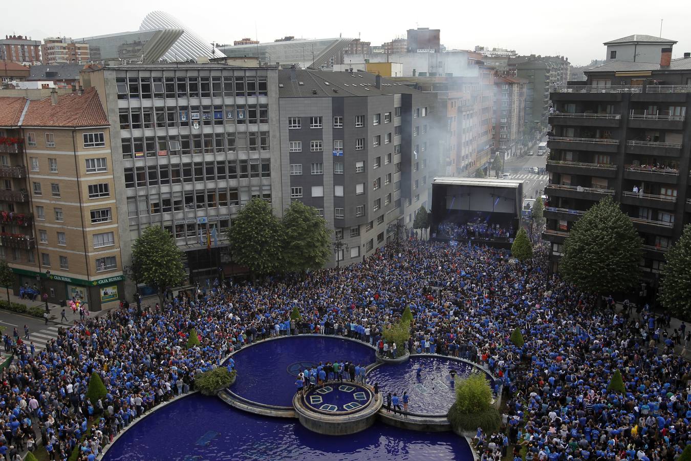 La afición, rodenado la fuente de la plaza de América, completamente azul.