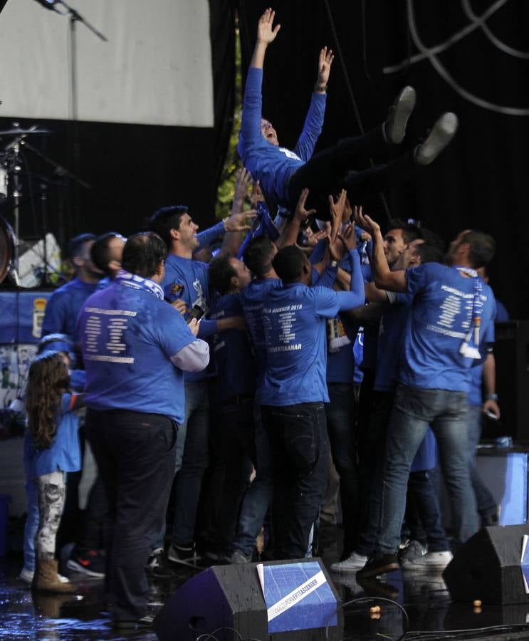 También hubo manteos para celebrar el festejo. No podían faltar.