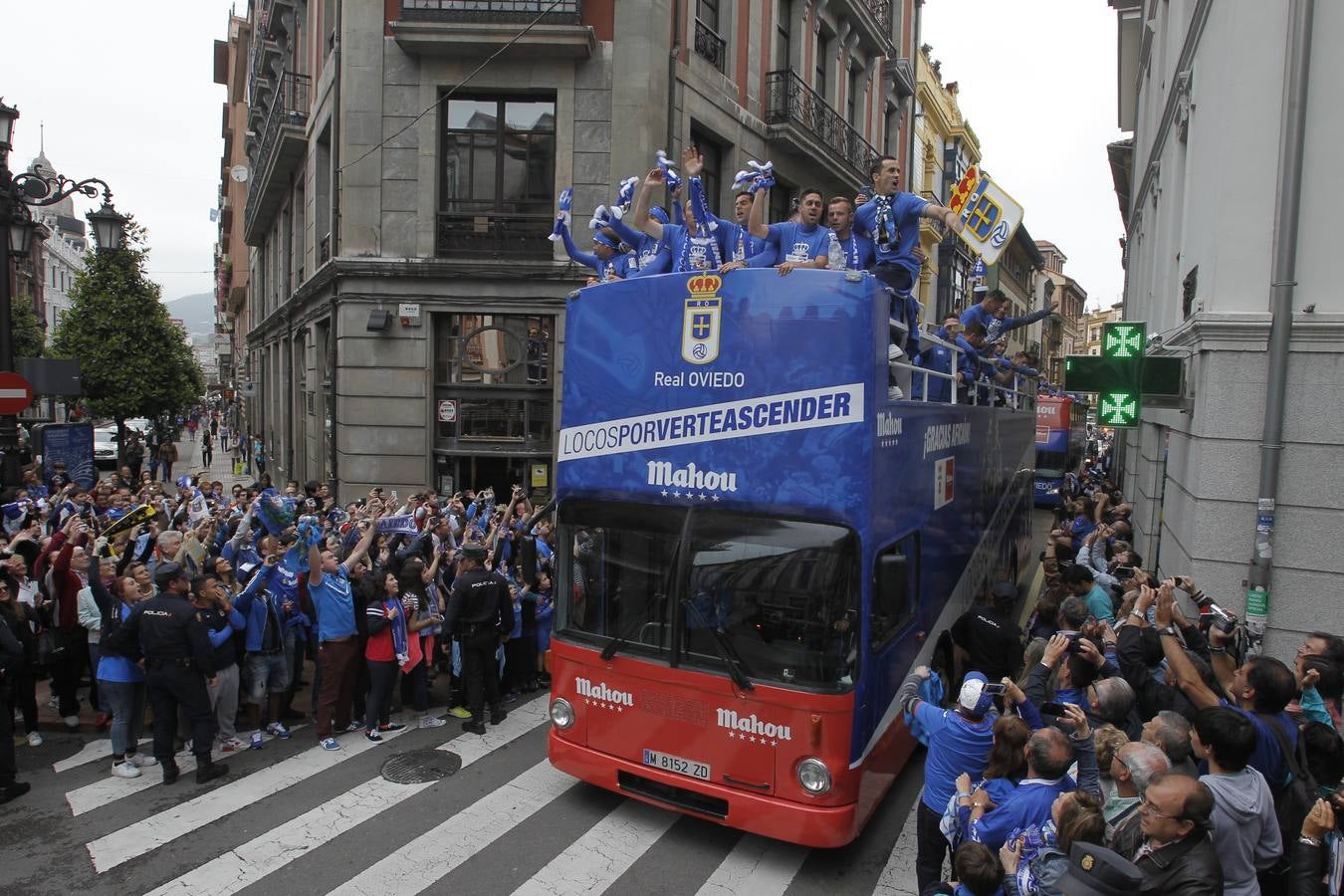 Una marea azul acompañó al autobús durante todo el recorrido.