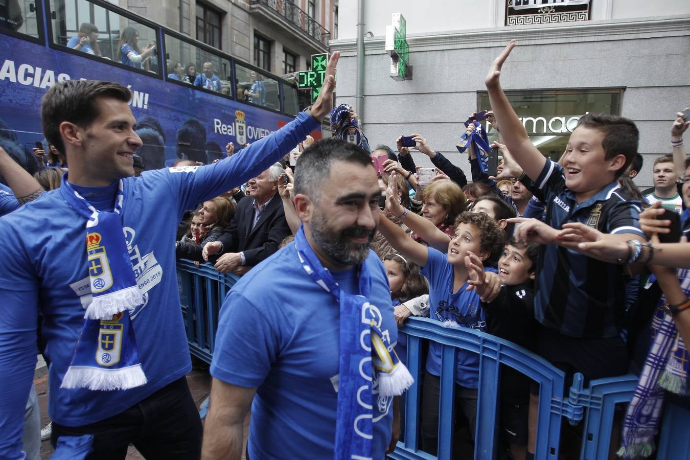 Los futbolistas, aclamados a su llegada, en especial, el autor del gol del ascenso y los iconos de la entidad como Cervero y Esteban.