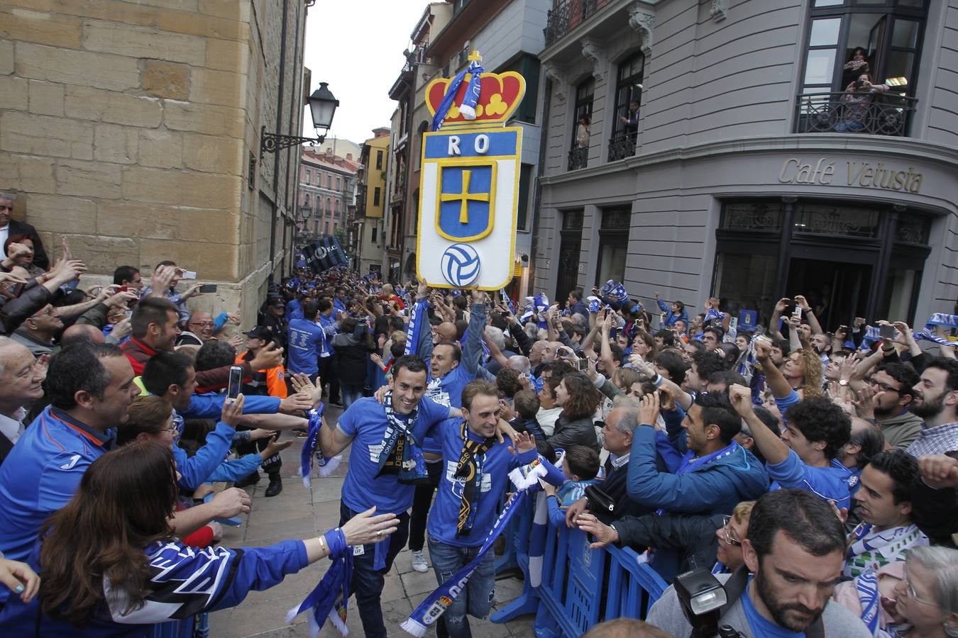 Entrando con el escudo en alto en la plaza del Ayuntamiento.