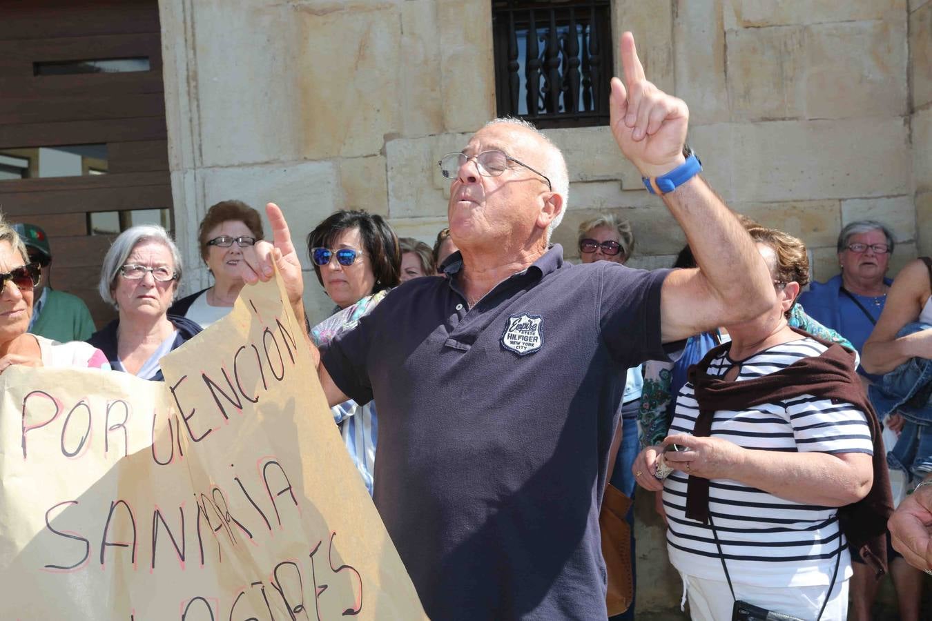 Los vecinos de Lastres protestan por la plaga de pulgas en el centro de salud