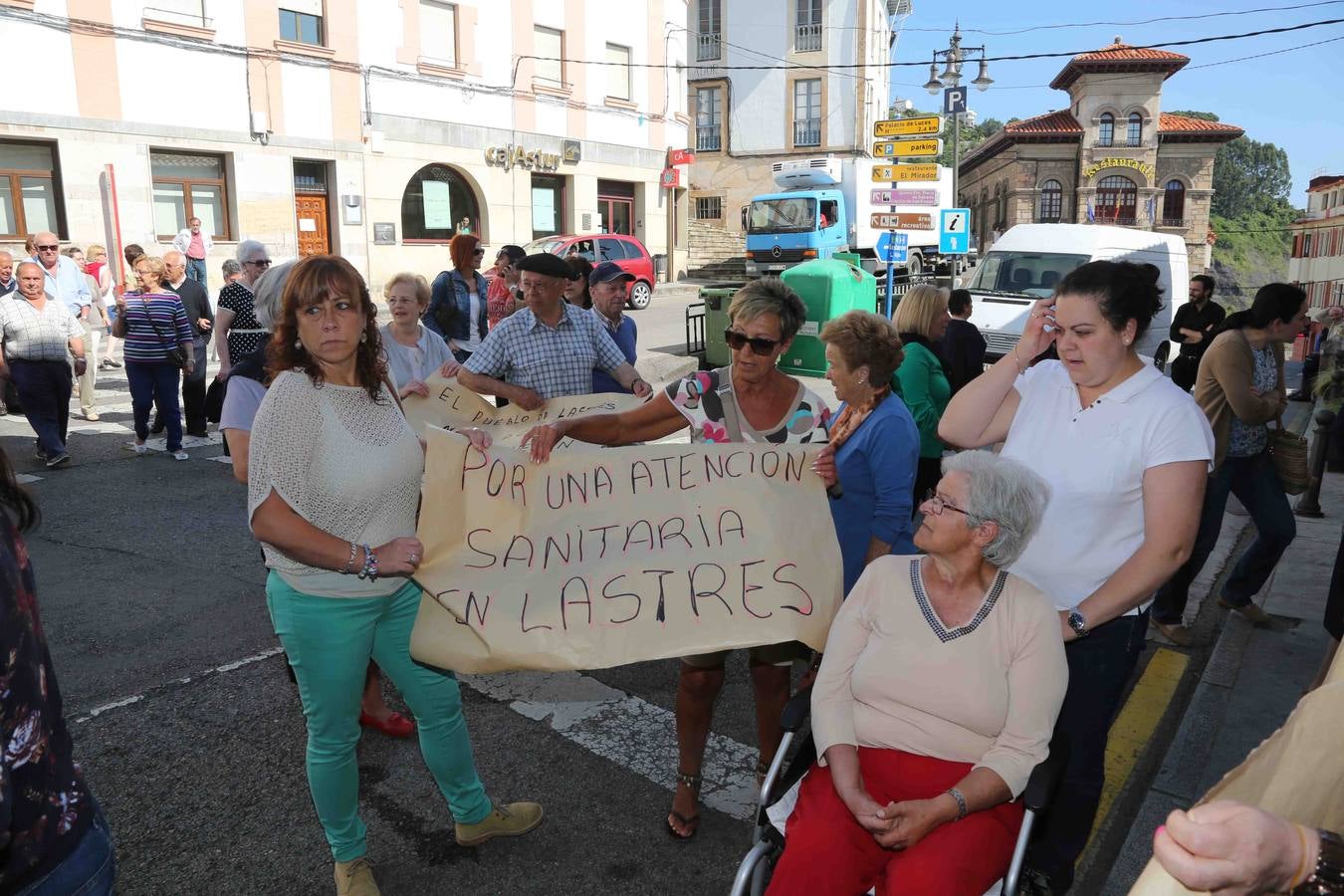 Los vecinos de Lastres protestan por la plaga de pulgas en el centro de salud