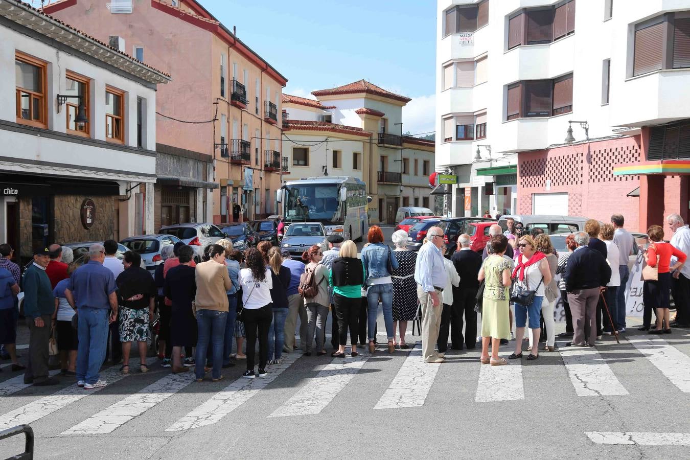 Los vecinos de Lastres protestan por la plaga de pulgas en el centro de salud