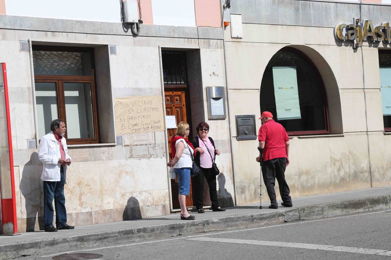 Los vecinos de Lastres protestan por la plaga de pulgas en el centro de salud