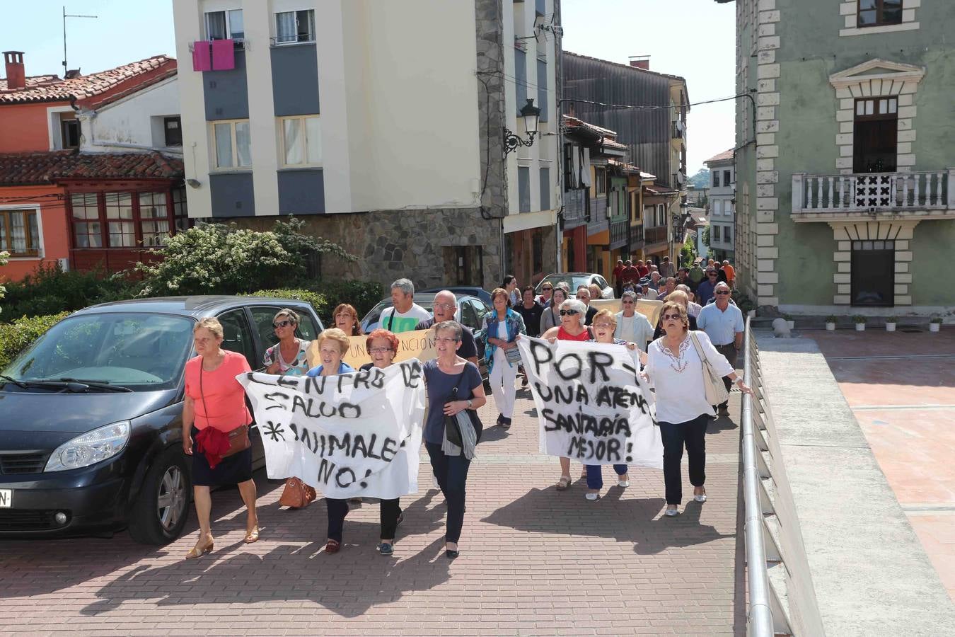 Los vecinos de Lastres protestan por la plaga de pulgas en el centro de salud