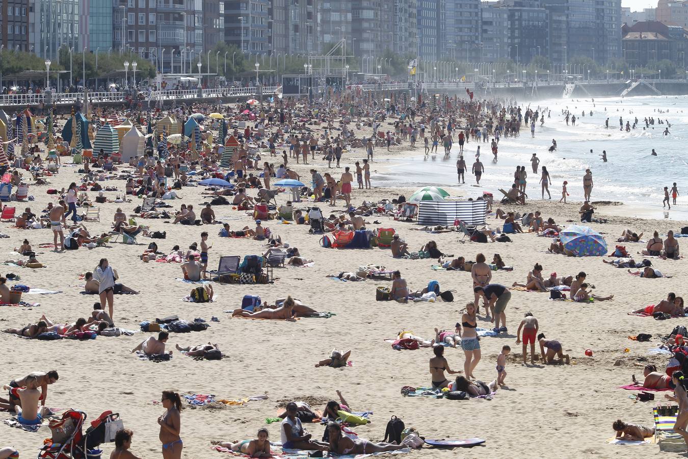 Día de sol y playa en Gijón