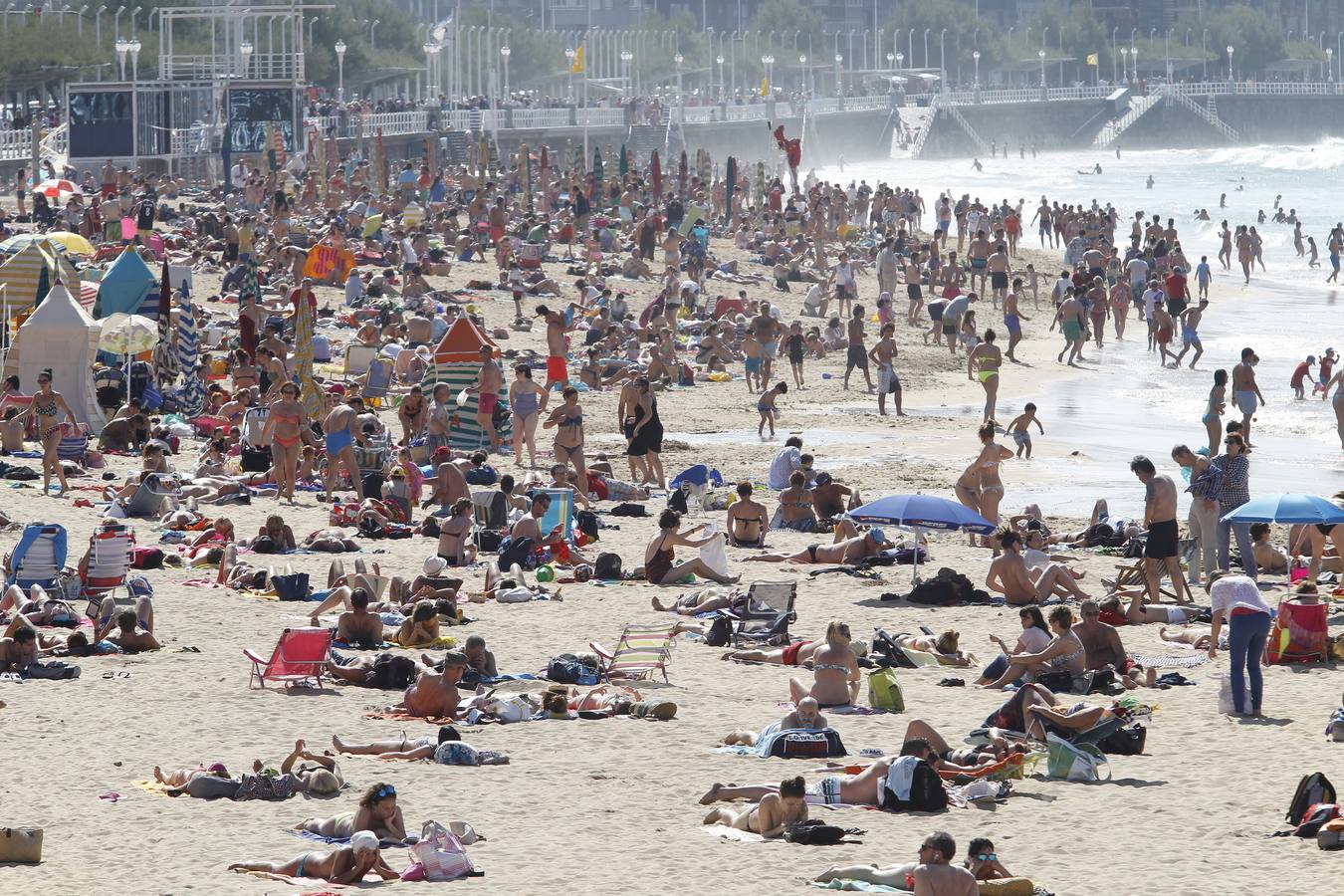 Día de sol y playa en Gijón