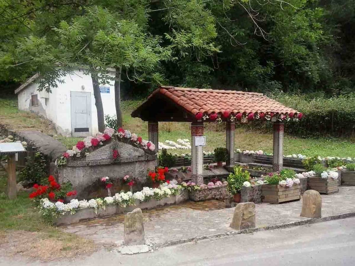 Asturias enrama sus fuentes la noche de San Juan