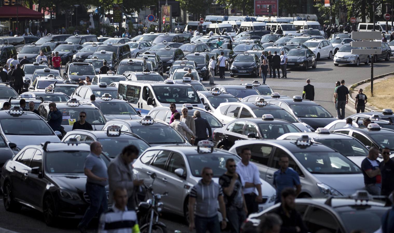 Los taxistas franceses, en pie de guerra contra Uber