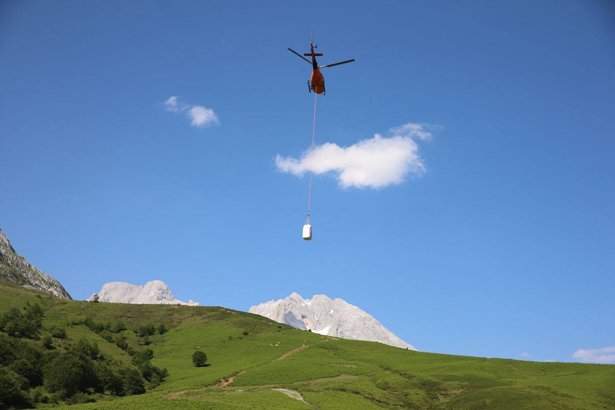 Así suben los víveres al refugio del Urriellu