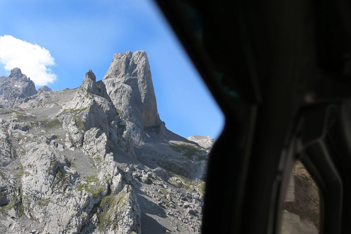Así suben los víveres al refugio del Urriellu