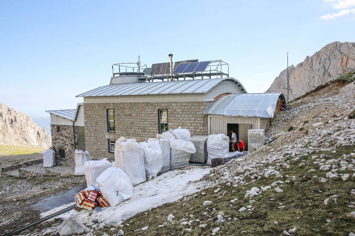 Así suben los víveres al refugio del Urriellu
