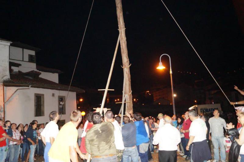 Cangas del Narcea vive la &#039;fiesta del Arbolón&#039;