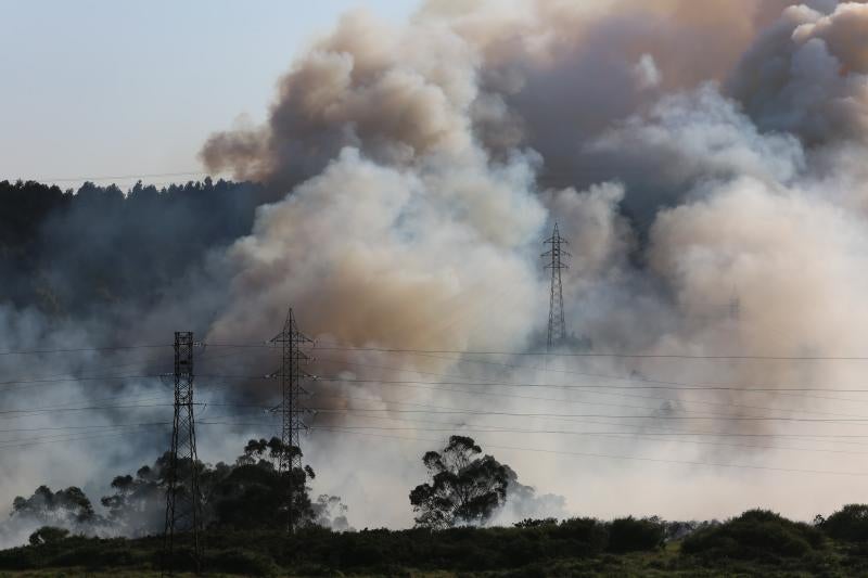 Incendio en Avilés cerca de las instalaciones de Alcoa