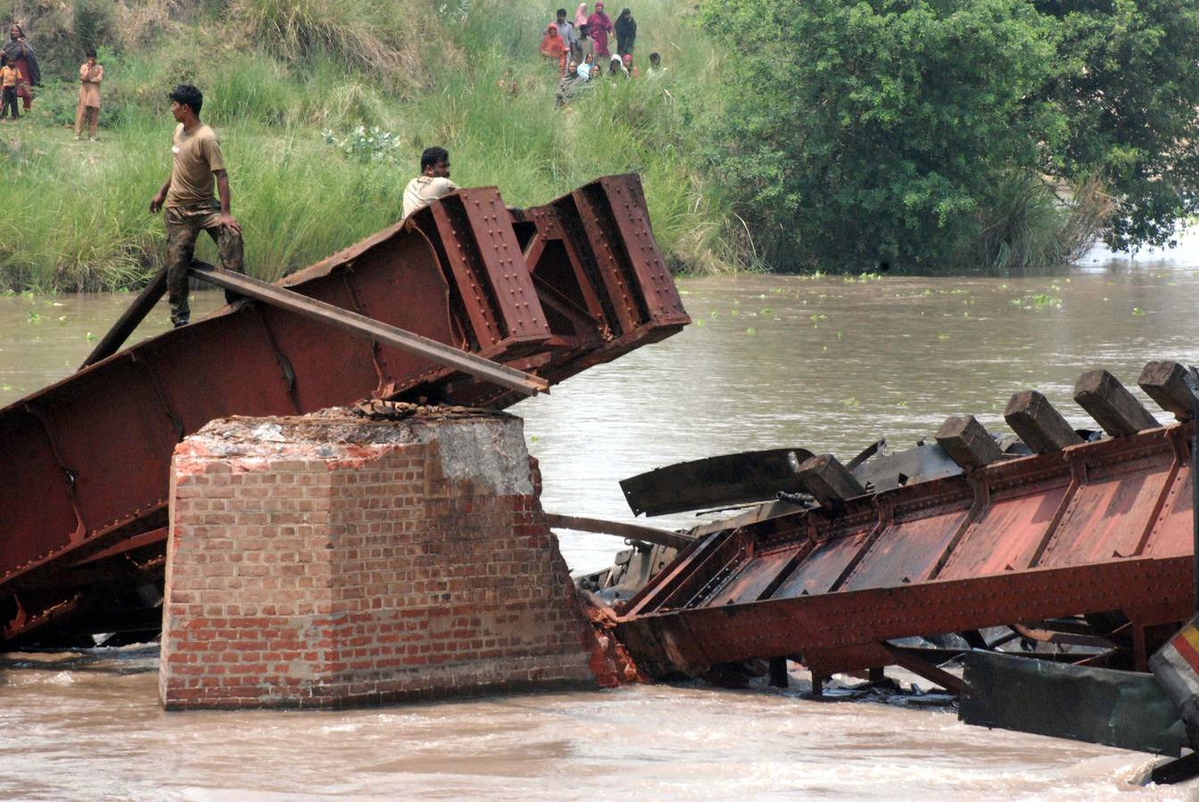 Cae un tren y un puente en Pakistán