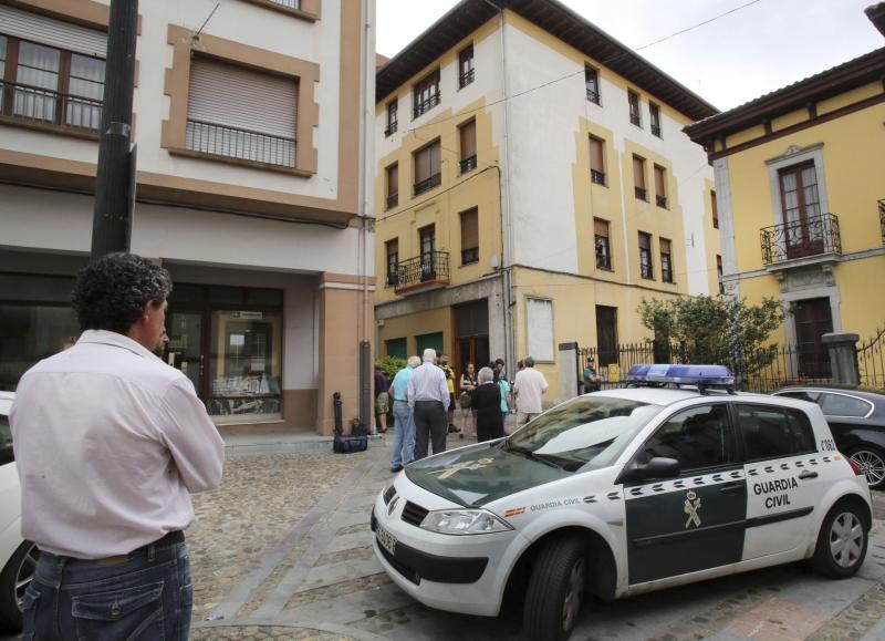 Un hombre se suicida en Pravia después de agredir a una anciana y matar a su mujer