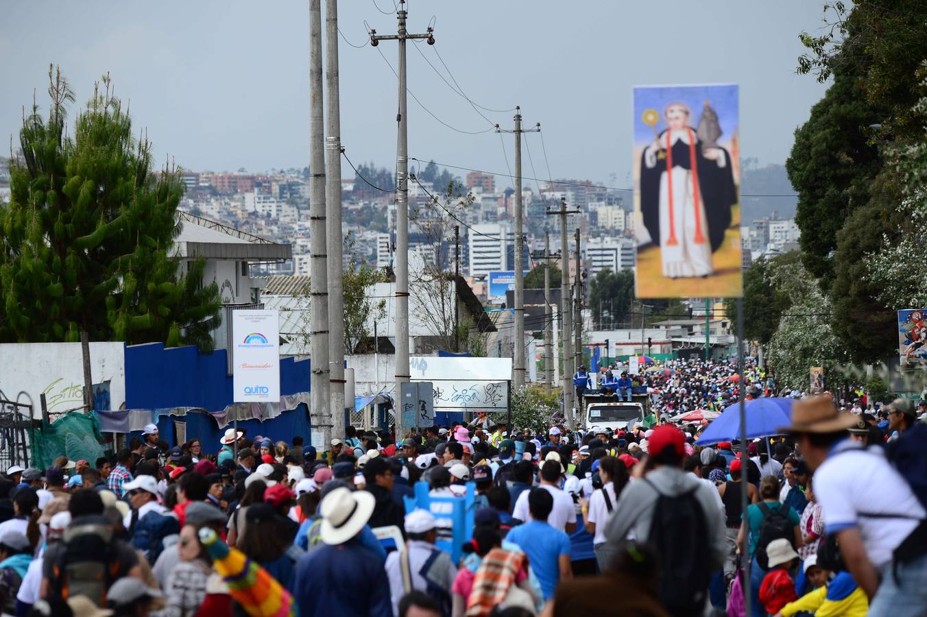 Miles de personas caminan en Quito.