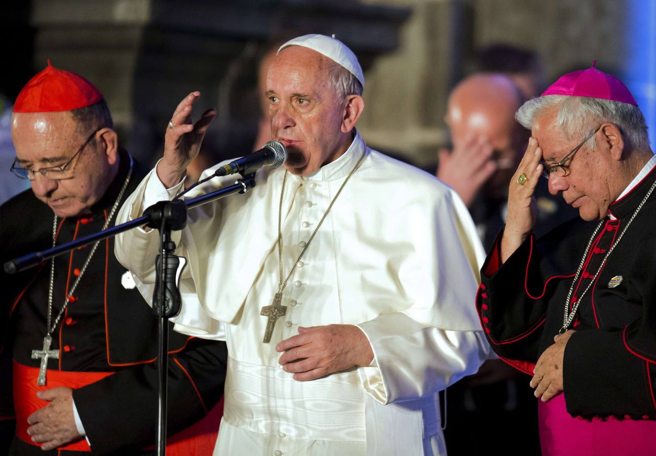 El papa Francisco bendiciendo a sus fieles.