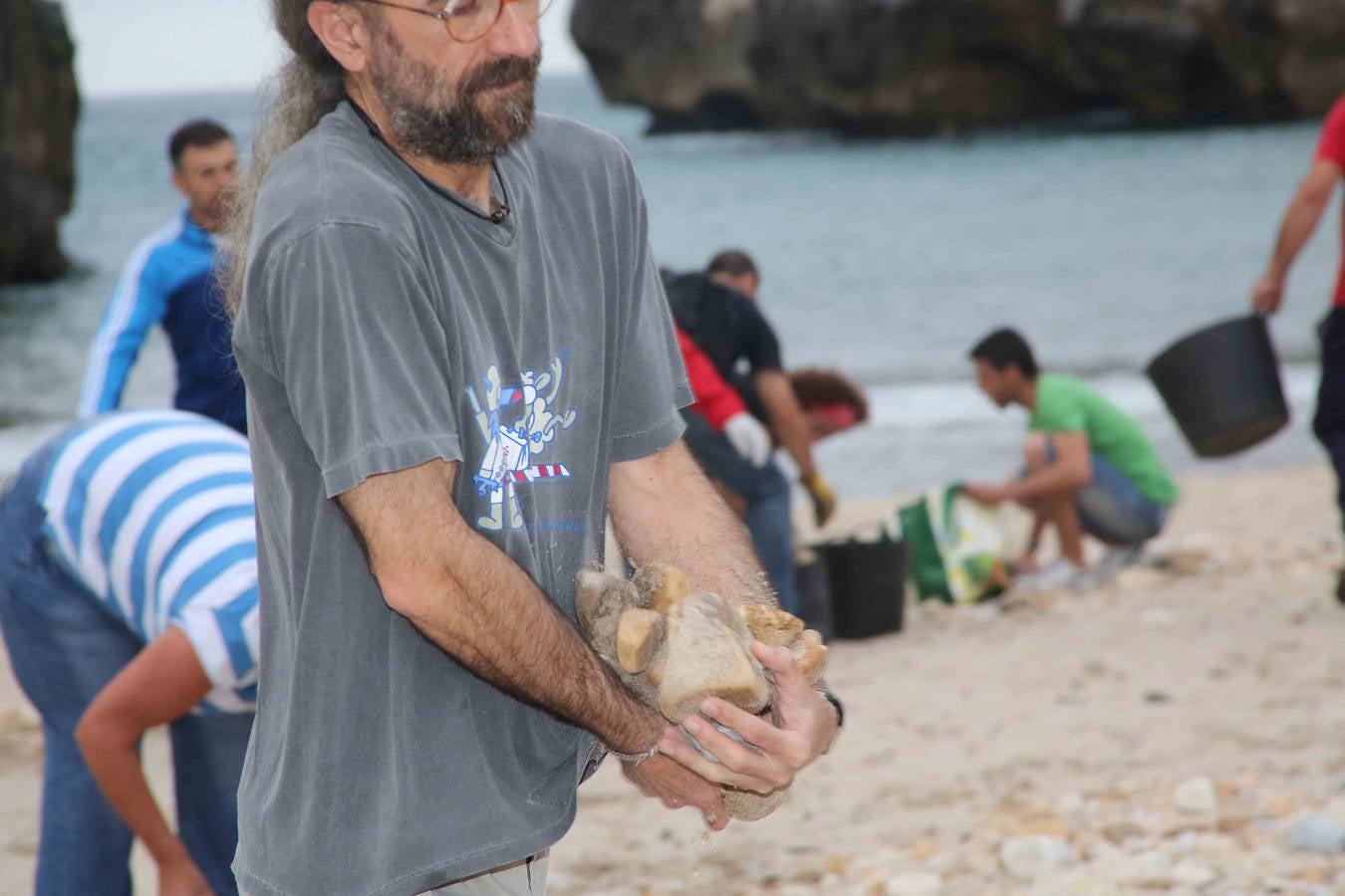 Trabajo vecinal para recuperar la playa de Cuevas del Mar