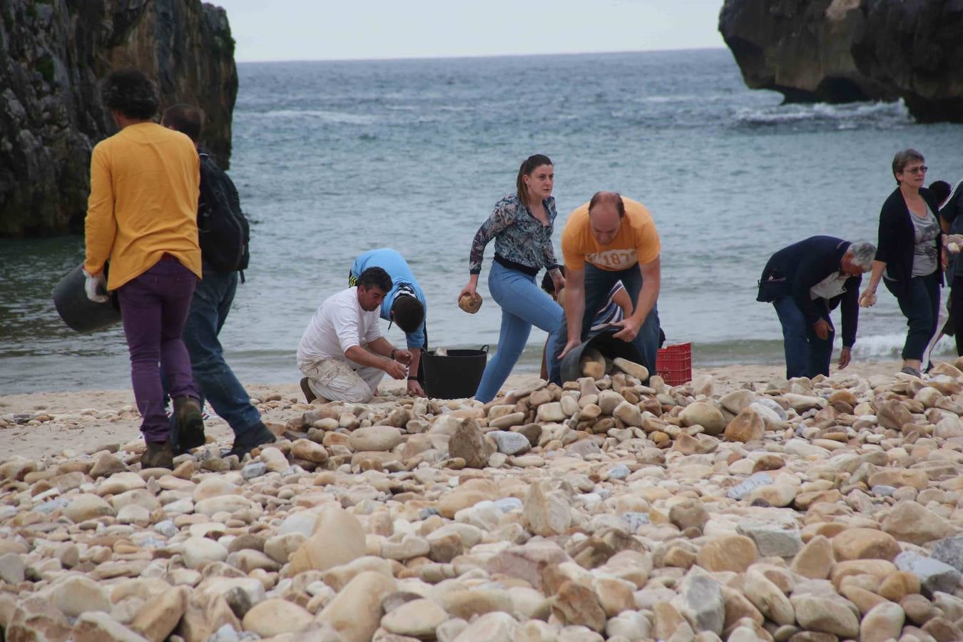 Trabajo vecinal para recuperar la playa de Cuevas del Mar