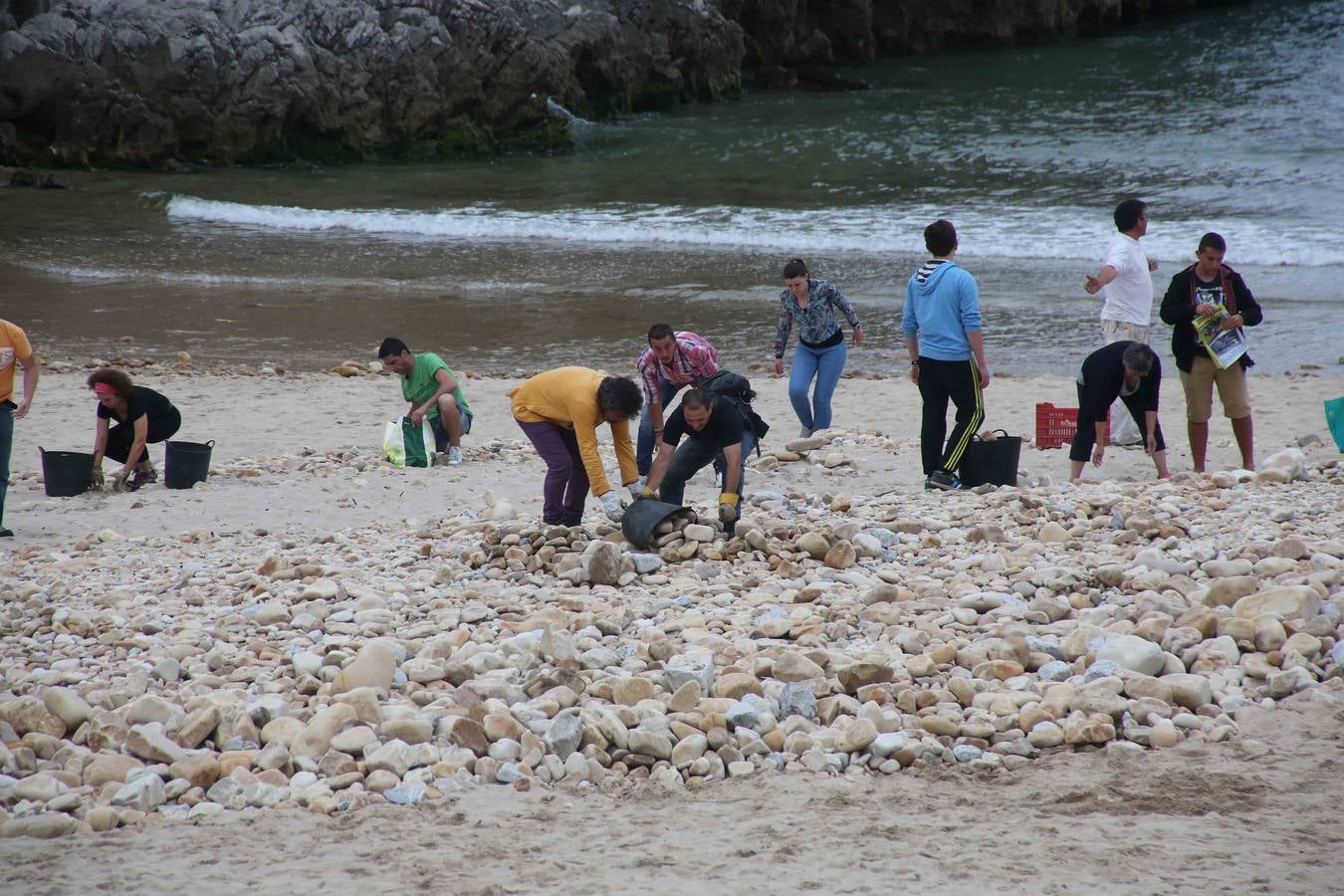 Trabajo vecinal para recuperar la playa de Cuevas del Mar