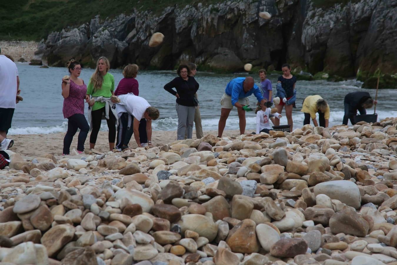 Trabajo vecinal para recuperar la playa de Cuevas del Mar