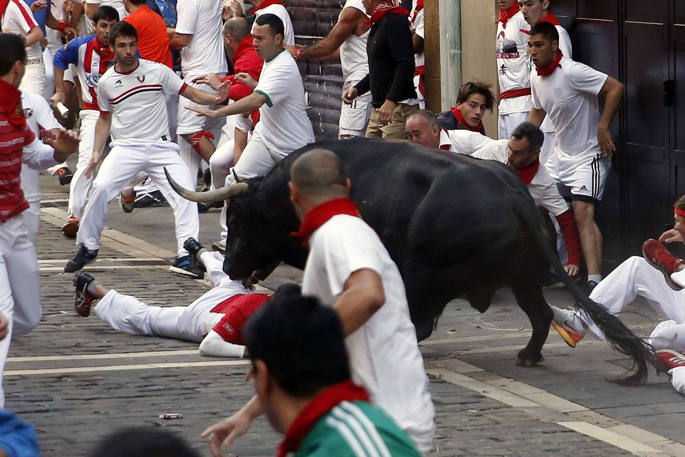 Un toro adelantado siembra el peligro en el tercer encierro