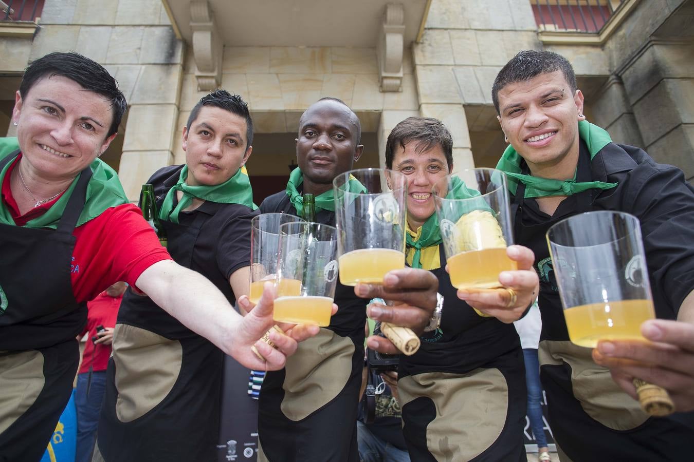 Concurso de escanciadores del Festival de la Sidra de Nava