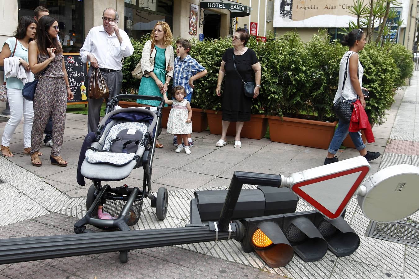 Cae un semáforo sobre un carrito de una niña en Oviedo