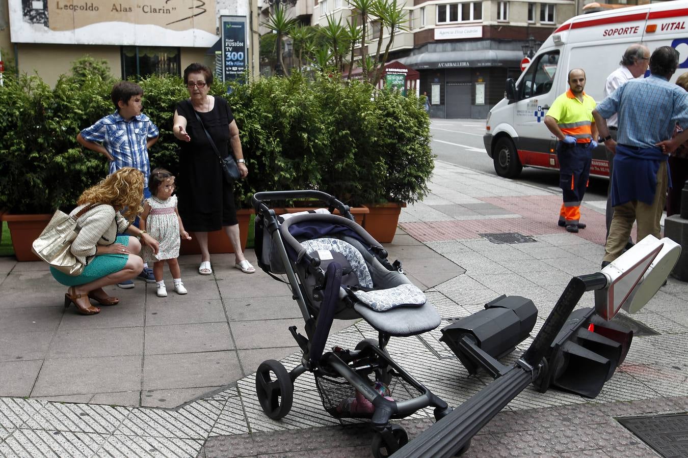 Cae un semáforo sobre un carrito de una niña en Oviedo