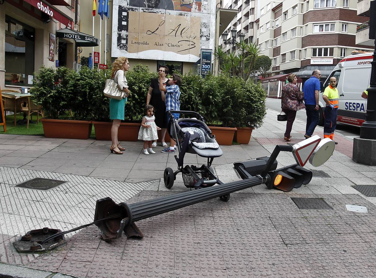 Cae un semáforo sobre un carrito de una niña en Oviedo