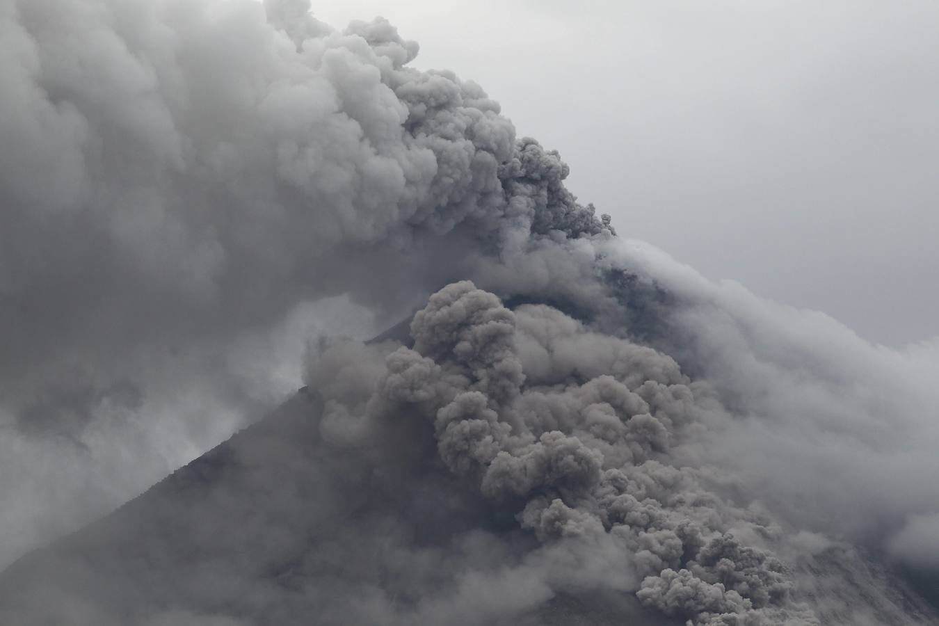 México vigila el volcán Colima