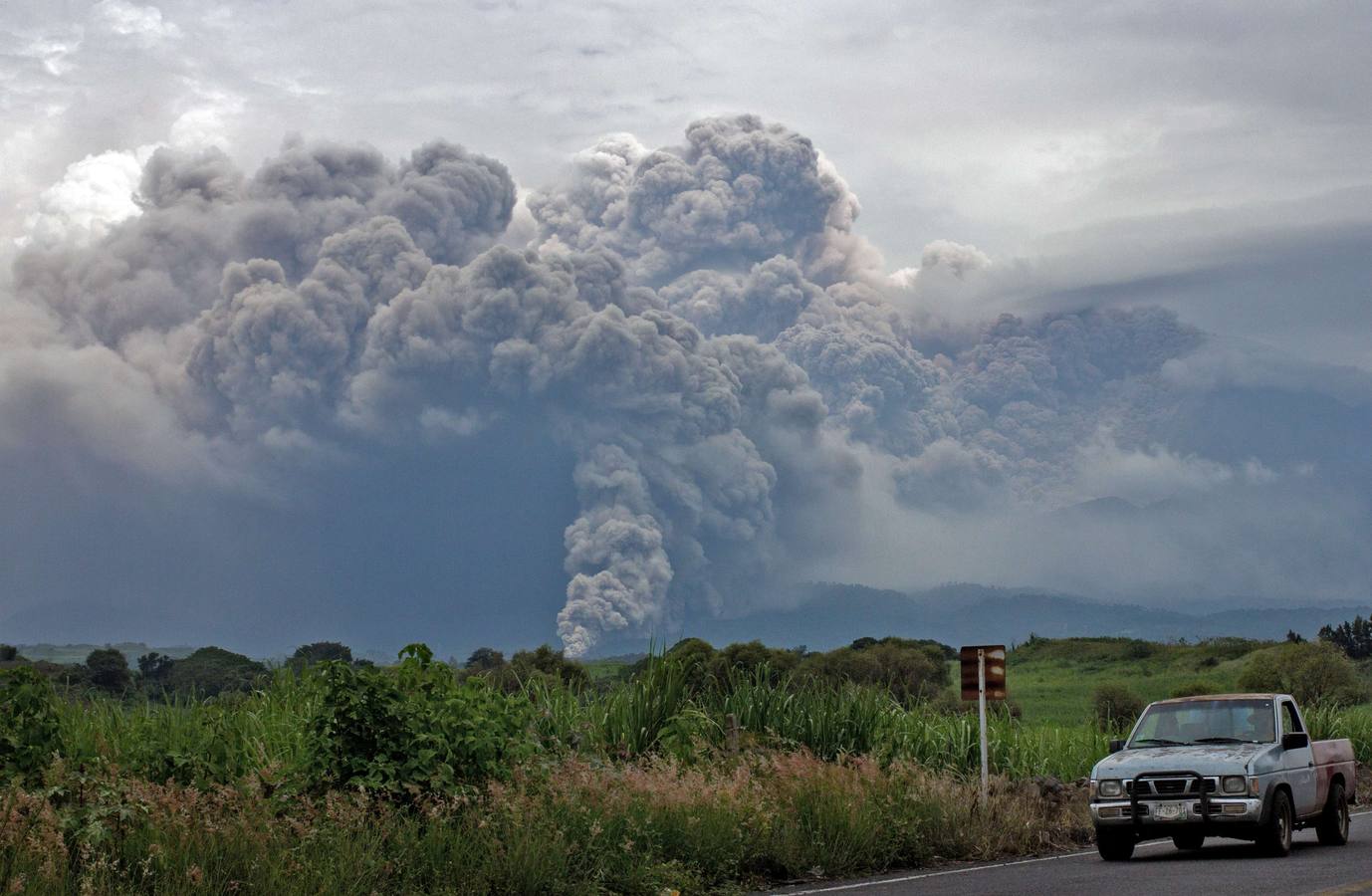 México vigila el volcán Colima