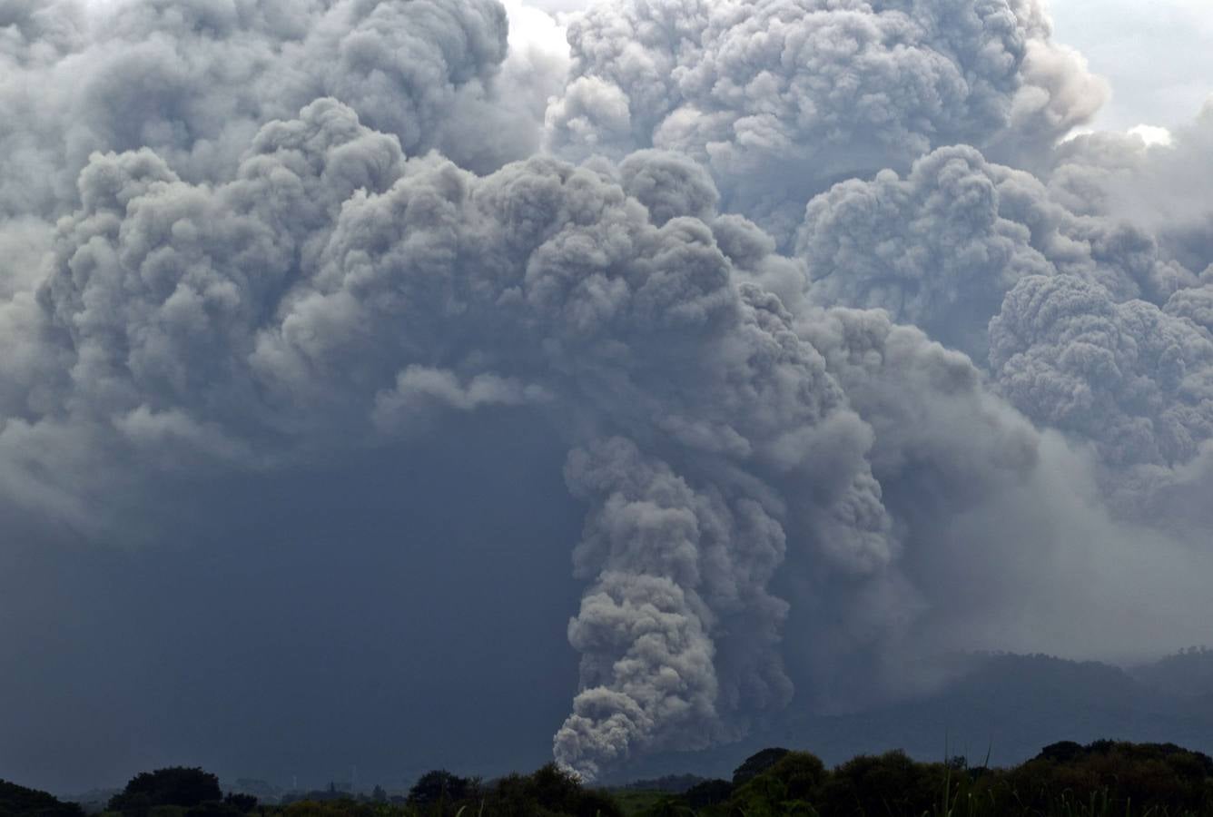 México vigila el volcán Colima