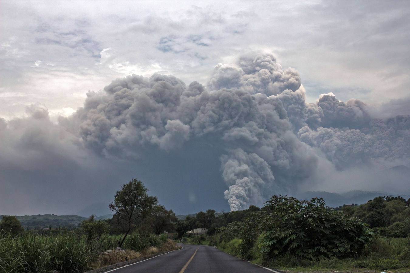 México vigila el volcán Colima