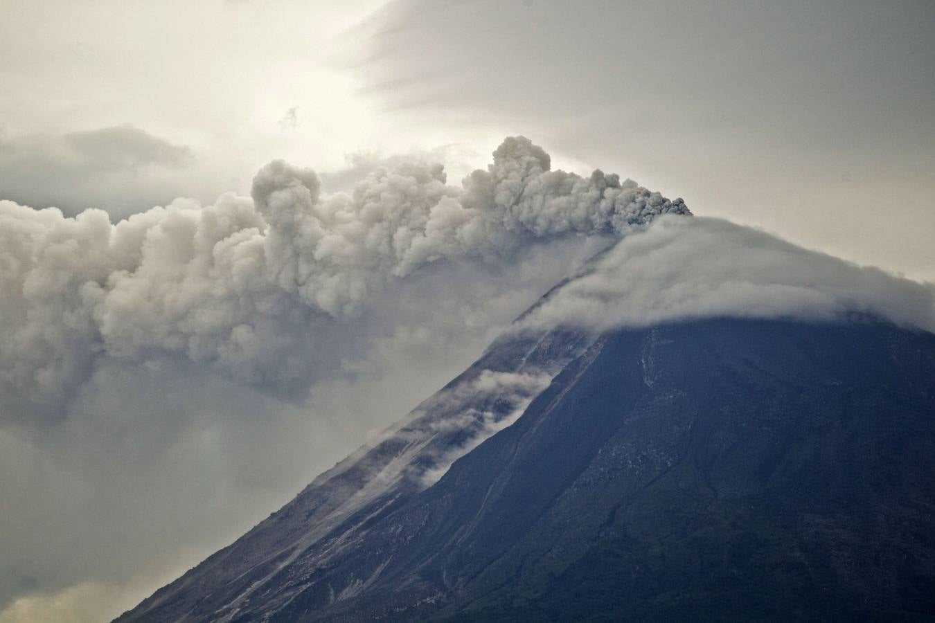 México vigila el volcán Colima