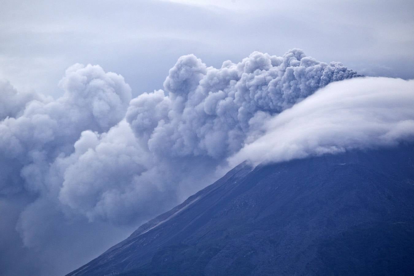 México vigila el volcán Colima