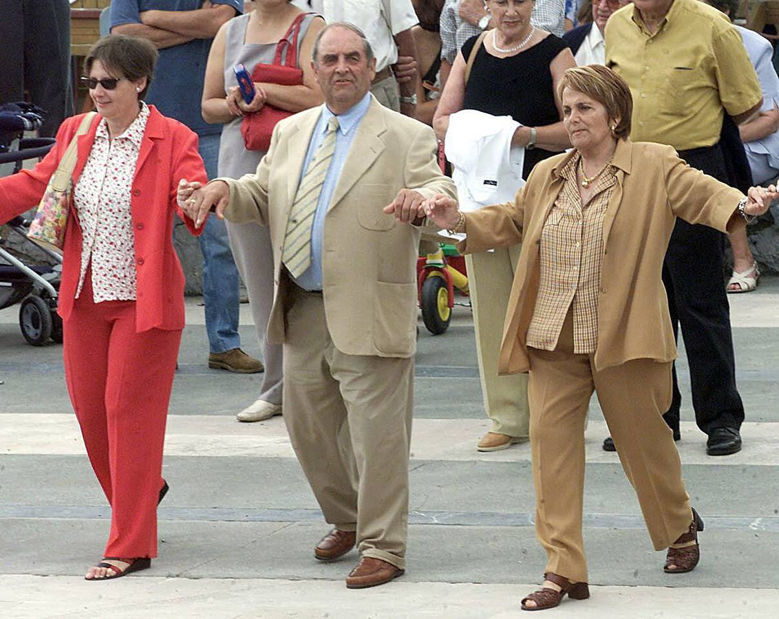 Celebración del Día de Asturias en Gijón en 2002. Aurelio Quirós, con la alcaldesa entonces, Paz Fernandez Felgueroso, y la consejera de Presidencia, Maria Jose Ramos.