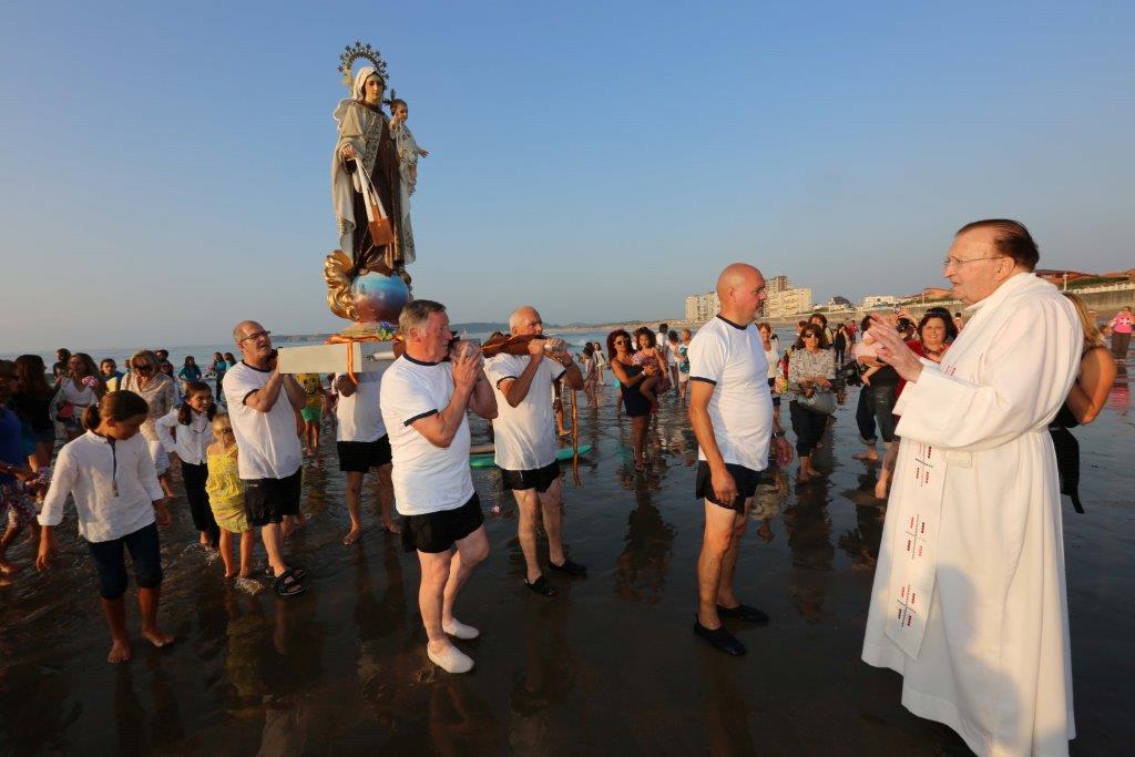 Salinas acompaña a su Virgen