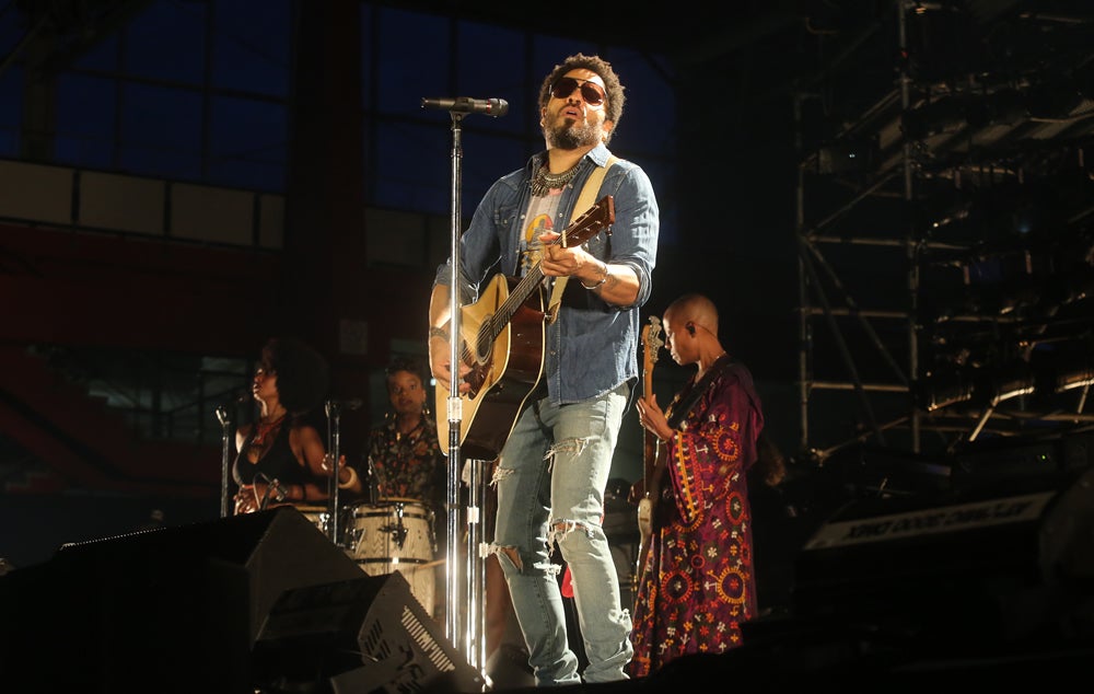 Gijón vibra con el rock de Lenny Kravitz