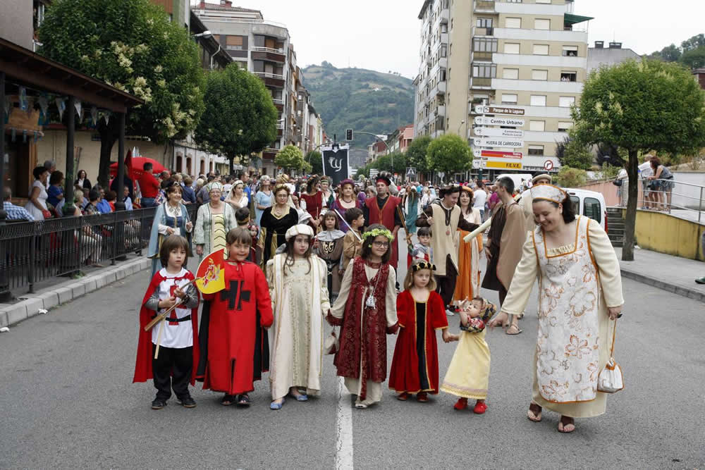 Desfile del medievo en El Entrego