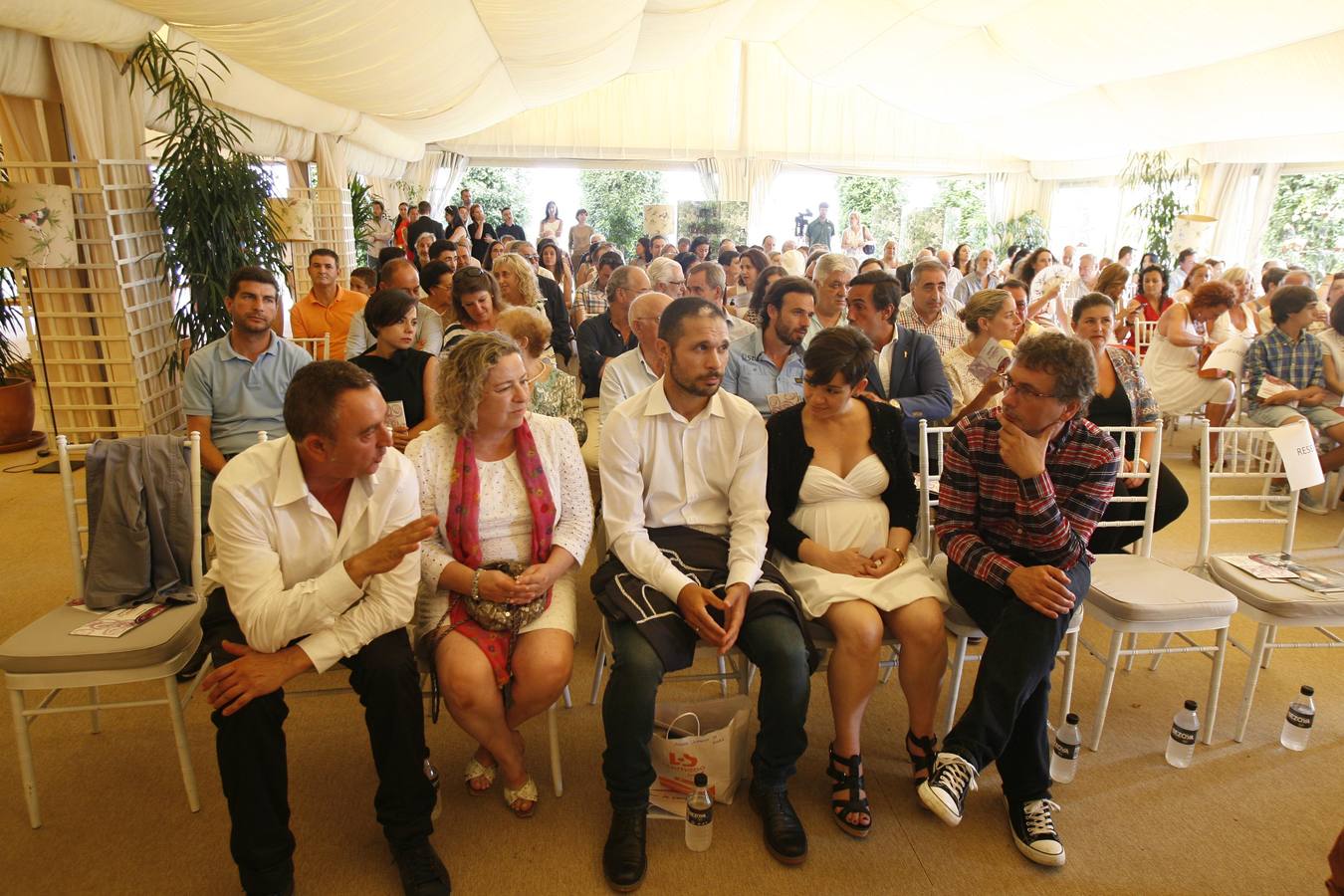 Los galardonados conversaron animadamente antes de recoger los premios que reconocen su labor al frente de sus restaurantes.