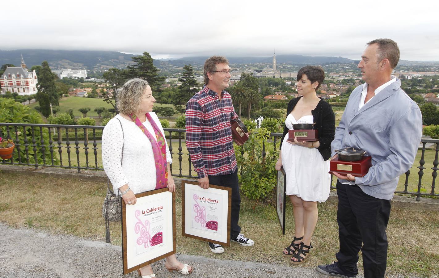 Los premiados de este año charlan después de recoger el galardón.