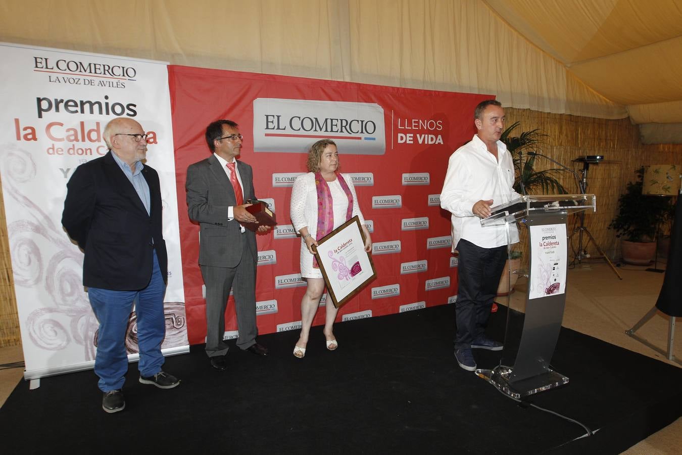 El gerente de La Huertona, de Ribadesella, José Manuel Viejo, pronuncia unas palabras al recoger el premio junto a la cocinera del establecimiento, Rosa Luz Ruisánchez, en presencia del subdirector de EL COMERCIO, Ángel González, y del crítico Eduardo Méndez Riestra