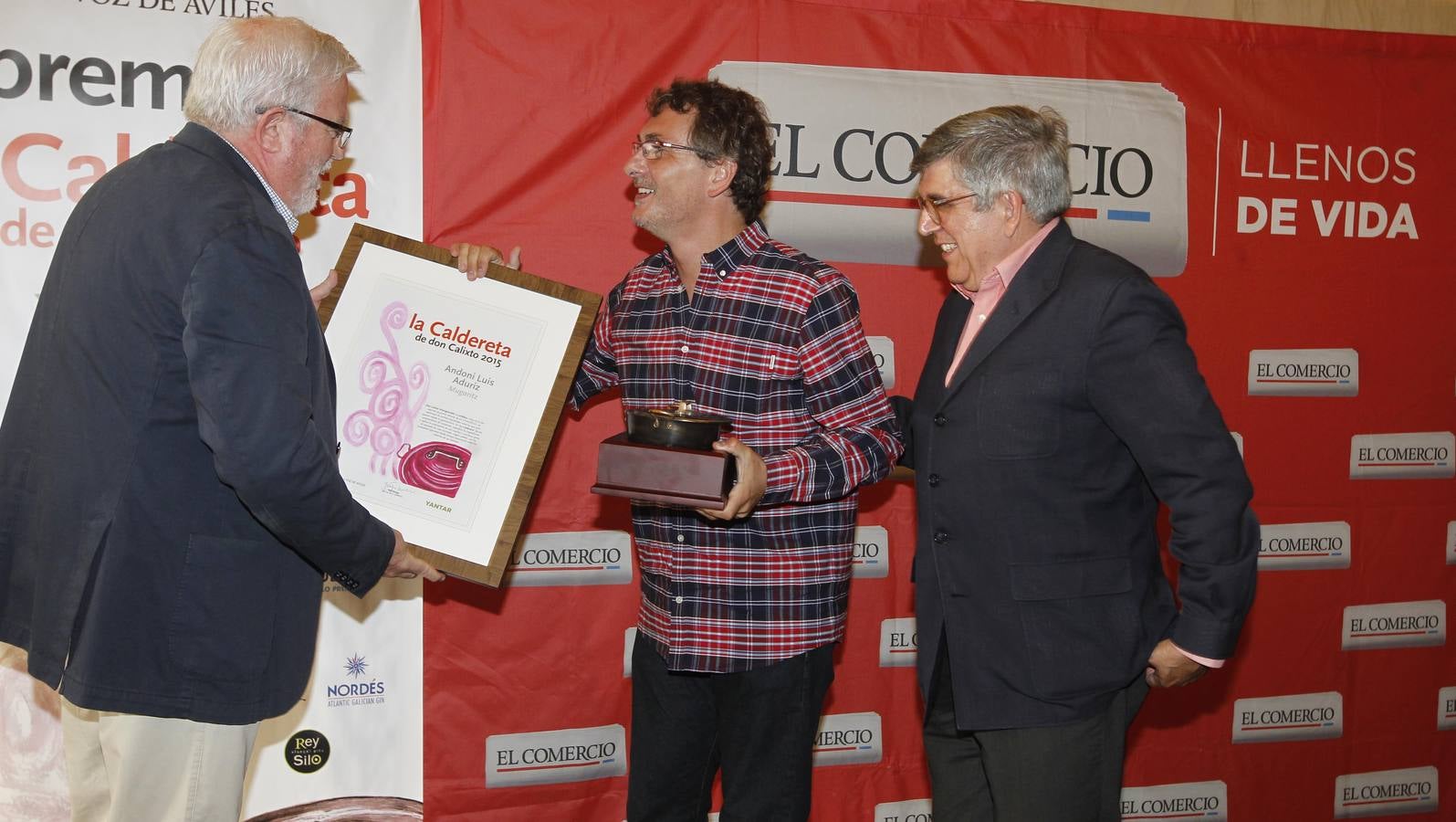 El crítico gastronómico de ABC Carlos Maribona entrega el premio que reconoce a Andoni Luis Aduriz como Caldereta de don Calixto 2015 en presencia del director general de EL COMERCIO, Julio Maese.